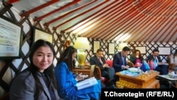 Доктор Бум-Очир Дулам сүйлөөдө. Булоң-Бийанкур, Франция. 22.11.2023.