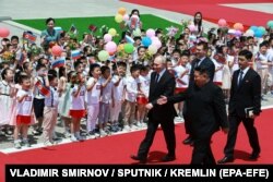 Президентът на Русия Владимир Путин и севернокорейският лидер Ким Чен-ун на официална церемония по посрещането на площад "Ким Ир Сен" в Пхенян, Северна Корея, 19 юни 2024 г.