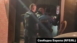 Полицаи свалят магнитните четци от вратите на клуб SS в сряда вечерта, 7 февруари 2024 г.