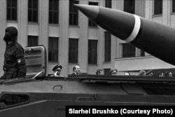 Aleksandr Lukașenko (centru, plan secund), în timpul sărbătoririi Zilei Victoriei la 9 mai 1995, comemorând victoria sovietică asupra Germaniei naziste din 1945.
