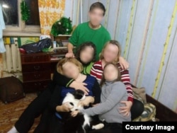 Alexei (în picioare) împreună cu o parte din familia sa