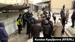 Топтолгон тургундар кийим-кечесин, жеке документтерин ала албай, милиция менен кайым айтышкан учур. 2-март, 2024-жыл.