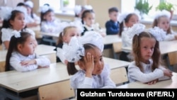 Бишкектеги мектептин бириндеги окуучулар