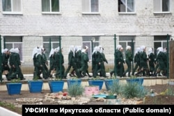 Rusiyeniñ Irkutsk vilâyetinde qadınlar koloniyası. Tasviriy fotoresim