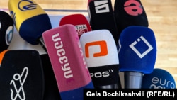 საილუსტრაციო ფოტო: ქართული ტელევიზიების მიკროფონები