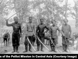 Samarkantda ekspedisiýany imperatora gulluk edýän bäş ýaragly kazak (suratda) ugradypdyr.