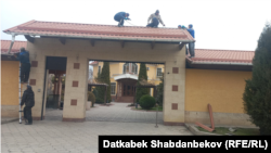 Райымбек Матраимовдун үйүнүн короосун бузуу учуру. 8-январь, 2024-жыл.