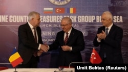 Турският министър на отбраната Яшар Гюлер, румънският му колега Ангел Тилвар и заместник-министърът на отбраната на България Атанас Запрянов на церемонията по подписване на меморандум за разбирателство за създаване на военноморска група за противоминни действия в Черно море. 