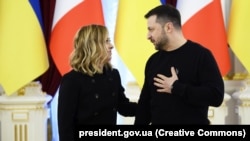 Президент України Володимир Зеленський (п) і голова уряду Італії Джорджа Мелоні, яка також поставила свій підпис під декларацією про відновлення України, архівне фото