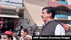  شير ولي باغي په يوه جلسه کې وينا کوي - انځور له ارشيفه 