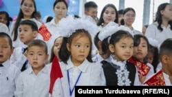 Кыргызстан. Бишкектеги мектептердин бириндеги окуу жылынын башталышында тартылган сүрөт. Сентябрь, 2024-жыл 