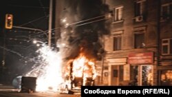 Подпаленият полицейски микробус