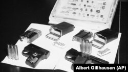 Миниатюрни пистолети и протектори за патрони във формата на цигарени кутии. Проектирани са от КГБ и са предадени от съветски агент на властите в Западна Германия.