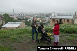 ოდესღაც ნანას და მისი ოჯახის სახლი ქალაქის განაპირას იდგა - ახლა თბილისმა მათი ქუჩა "ჩაყლაპა"