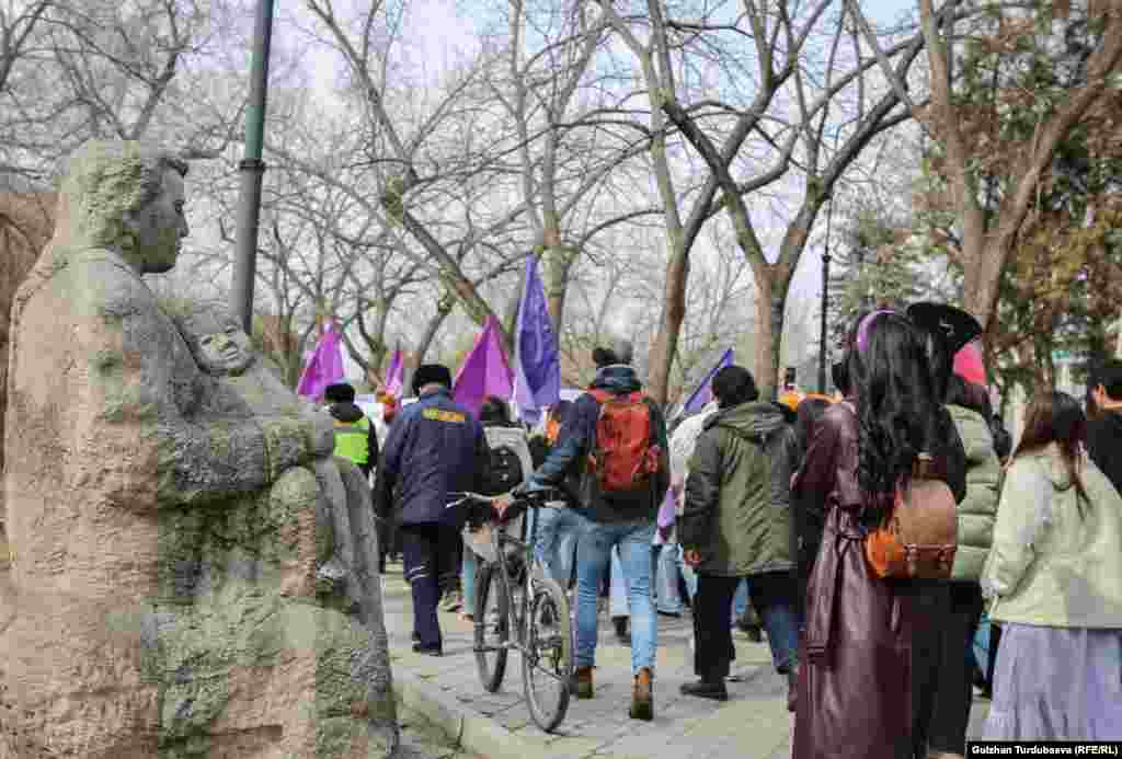 Кыргызстан калкынын жарымын аялдар түзөт.