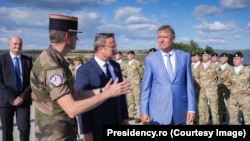 Președintele Klaus Iohannis a declarat, într-o vizită la Cincu/jud. Sibiu cu premierul Luxemburgului Xavier Bettel, că pe teritoriul României nu a căzut nicio dronă rusească în noaptea din 3-4 septembrie.