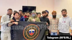 ინდოელი რეკრუტები "ორკესტრის" დროშის წინ პოზირებენ