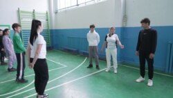 Școlile din sate, fără profesori de educație fizică. O directoare împarte orele de sport cu învățătoarea