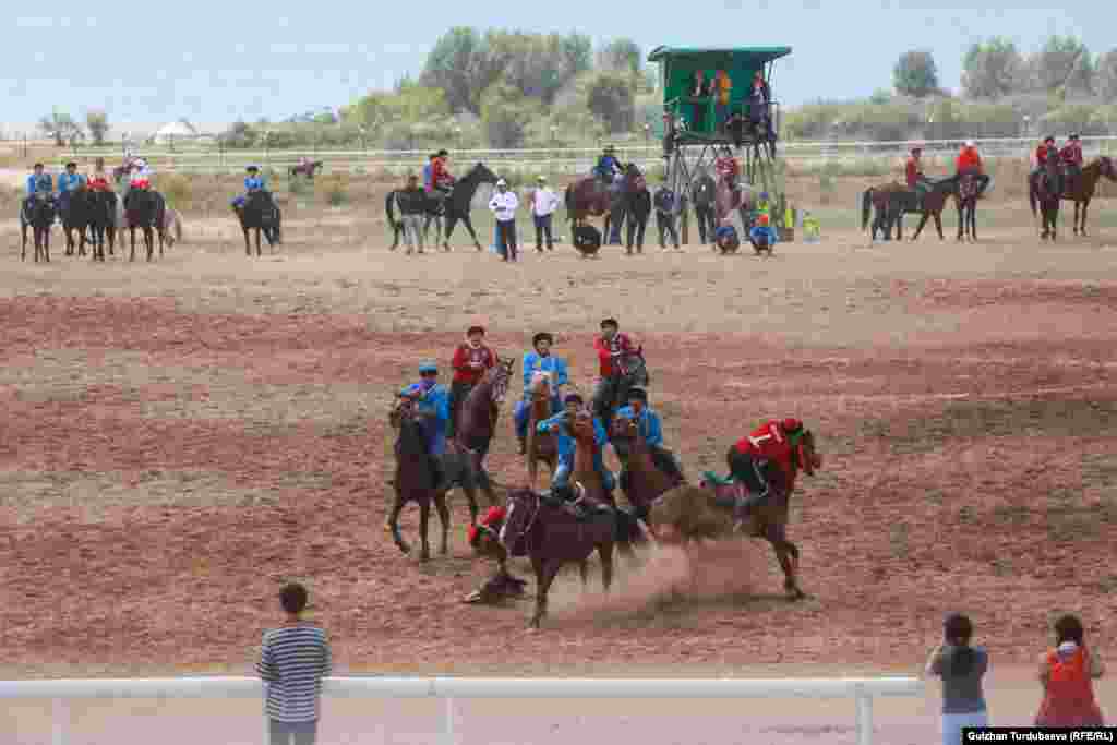 "Оюн жай болду. Атаандашыбызды сыйлап жай эле ойнодук. Аттары кыйла алсыз экен. Ошого да жай ойнодук. Мелдеш жакшы өттү", - деди&nbsp;&ldquo;Достук" командасынын оюнчусу Аскат Аскаров "Түркстан" менен оюндан соң. &nbsp;