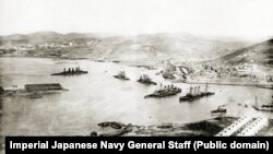 Разбити руски кораби, след като японската армия успешно превзема Порт Артур.