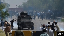 د مې پر ۱۰مه په اسلام اباد کې د مظاهرینو او پولیسو ترمینځ د نښتې انځور.