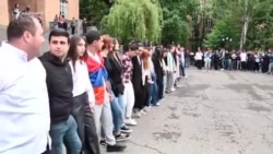 Ցուցարարները ԵՊՀ-ի մոտ դիմավորեցին երթը պարելով
