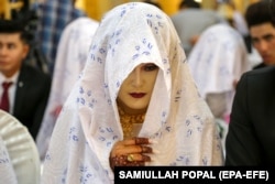 Жанчына ў традыцыйным галаўным уборы, Аўганістан