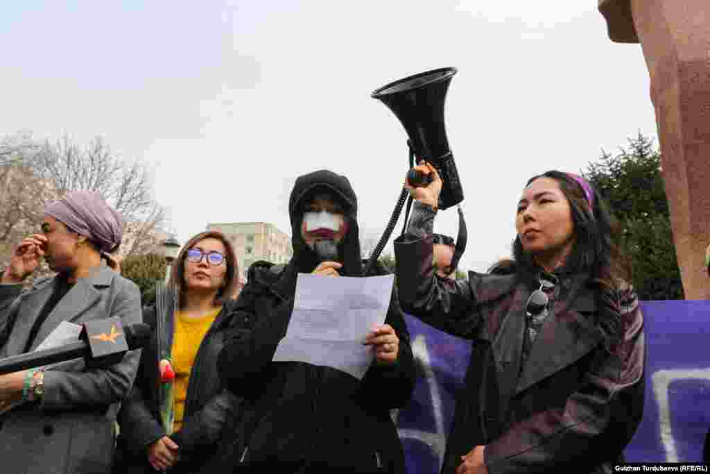 Мурдагы күйөөсү кулак-мурдун кескилеп салган Асел Ногойбаева &ldquo;Аялдын турмушу &ndash; замандын күзгүсү&rdquo; аталышындагы жөө жүрүштө коомдо зомбулуктун бардык түрлөрү айыпталышы керектигин айтты. Ал өзү сыяктуу үй-бүлөлүк зомбулукка кабылган аялдар көп экенин белгилеп, аларды зулумдукка жол бербөөгө үндөдү.