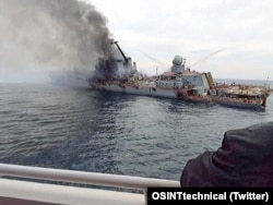 Російський крейсер «Москва» після влучання в нього українських ракет «Нептун» у Чорному морі 13 квітня 2022 року