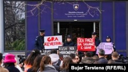 Protestuesit marshuan nga sheshi “Zahir Pajaziti” e deri te ndërtesa e Qeverisë në kryeqytet duke mbajtur në duar pankarta me mbishkrimin “Siguri për gratë”, 14 mars 2024.
