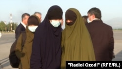 Мекенине кайтарылган тажик аялдары. Дүйшөмбү, 21-май, 2023-жыл