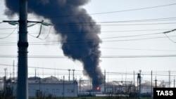 დრონების სამიზნე არაერთხელ იყო ნავთობის საცავიც, რომელიც კრასნოდარის მხარის ტემრიუკის რაიონის დაბა ვოლნაში მდებარეობს 