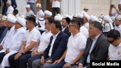 Муфтияттын жаңы имаратынын ачылышында тартылган сүрөт. Райымбек Матраимов ортодо отурат.  27-август, 2023-жыл