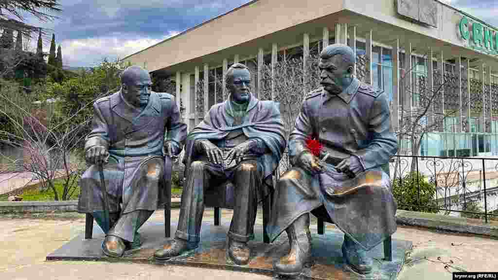 По сусідству із санаторієм &laquo;Лівадія&raquo; встановлено монумент &laquo;великій трійці&raquo; &ndash; лідерам країн антигітлерівської коаліції часів Другої світової війни: прем'єр-міністру Великої Британії Вінстону Черчиллю, президенту США Франкліну Рузвельту та радянському диктатору Йосипу Сталіну. Під рукою останнього &ndash; штучна квітка