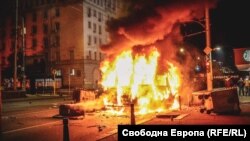 Горящ полицейски бус на кръстовището на ул. "Гурко" и бул. "Васил Левски", 16 ноември 2023 г.