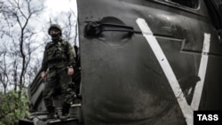 Військовослужбовець РФ біля бойової машини РСЗВ «Град» на окупованій Росією частині Донецької області