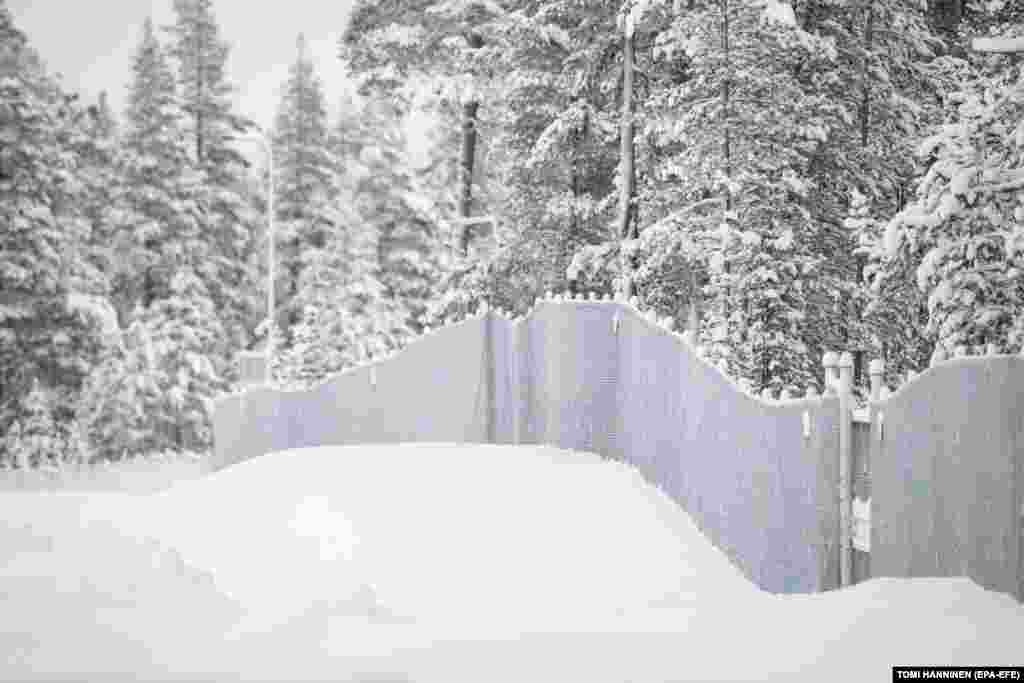 Глава уряду Фінляндії Петтері Орпо повідомив, що рішення про закриття східного кордону набуде чинності в четвер о 00:00 і буде чинним до 13 грудня. Раніше, 22 листопада, влада Фінляндії ухвалила рішення закрити всі прикордонні переходи на кордоні з Росією,&nbsp;за винятком одного, найбільш північного. На початку 2023 року Фінляндія розпочала будівництво загороджувальних споруд вздовж кордону з Росією, побоюючись, що російська сторона може сприяти проникненню через кордон мігрантів із третіх країн