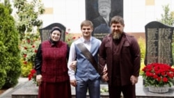 КадыровгIар Медни, Ахьмад, Рамзан. Ахьмад школа йаьккхина шо. 2023 шо. Сурт: Кадыров Ахьмадан цIарахчу дешаран Центран пресс-гIуллакхдархойн