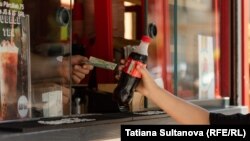 Autoritățile vor să creeze un sistem în care consumatorul să plătească un adaos la prețul băuturii și să întoarcă recipientul gol pentru a-și obține banii înapoi