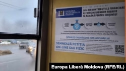 Poster într-un troleibuz din Chișinău prin care oamenii sunt îndemnați să semneze petiția primăriei.