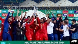 د اسلام اباد يونايټېډ لوبغاړي د مارچ پر ۱۸مه تر بریا وروسته خوشالي کوي.