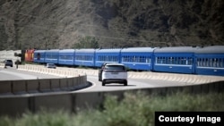 Бишкектен-Балыкчыга бараткан поезд.