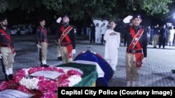 چارواکو د اګست پر ۱۵مه شپې مهال په پېښور کې د خیبر د پولیسو سرتېري جنازه وکړه.