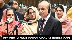 شهباز شریف د وزیراعظم په توګه تر منتخبېدو وروسته قامي اسمبلۍ ته وینا کوي - د مارچ درېیمې انځور.