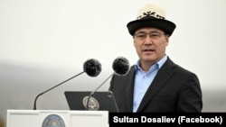 სადირ ჟაპაროვი ყირგიზეთს 2020 წლიდან მართავს. მისი მმართველობა ხასიათდება მზარდი ავტორიტარიზმითა და რუსეთთან ახლო ურთიერთობით.