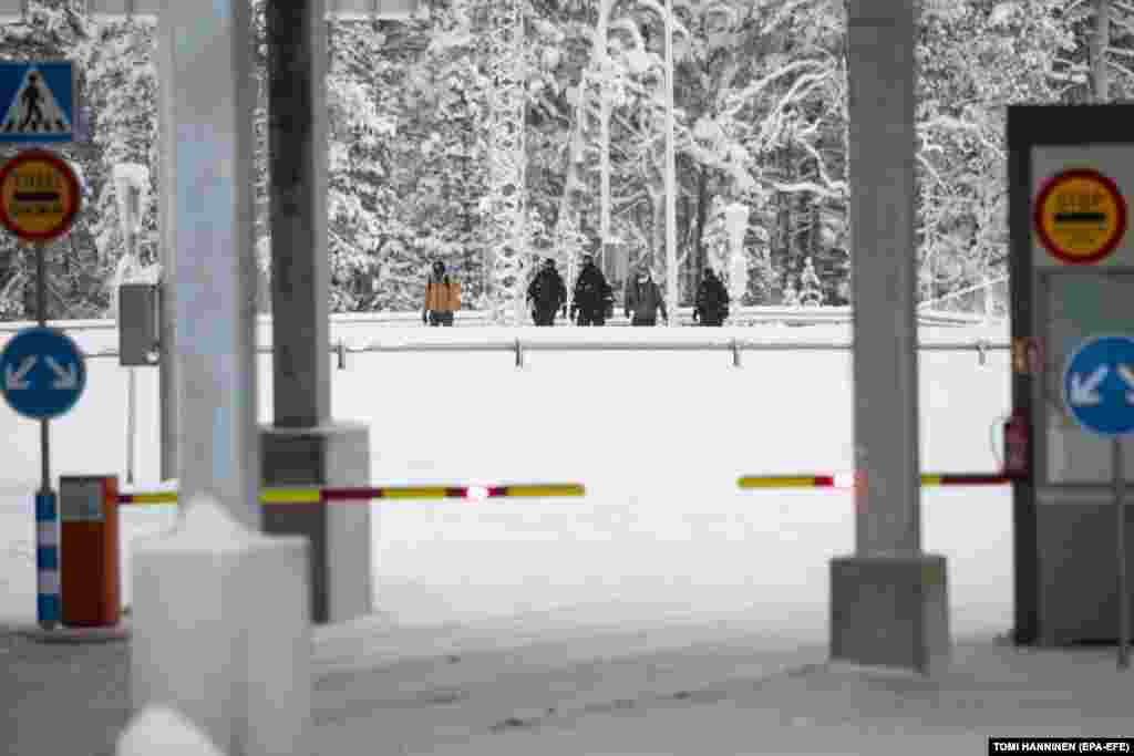 Фінські прикордонники супроводжують мігрантів, які прибули на КПП Раджа-Йосепі в Лапландії, Фінляндія, 27 листопада 2023 року За даними прикордонної служби Фінляндії, близько 900 шукачів притулку з таких країн, як Афганістан, Кенії, Марокко, Пакистан, Сомалі, Сирія та Ємен, перетнули кордон Фінляндії з Росії в листопаді, порівняно з менш ніж одним мігрантом на день ще місяць тому. Населення Фінляндії складає 5,6 мільйона людей.