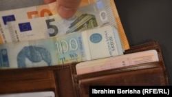 Novčanice dinara i evra u novčaniku (foto ilustrracija)