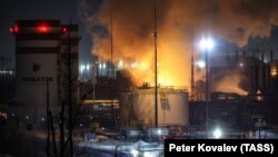 Пажар на тэрмінале «Наватэк» пасьля атакі дронаў у 2024 годзе