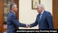 Vadim Krasnoselski, liderul de la Tiraspol (stânga) și Paun Rohovei, responsabil de reglementarea transnistreană din partea Ucrainei