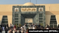 د پېښور های کورټ (عالي محکمې) مخې ته وکيلان او خلک ولاړدي ـ انځور له ارشيفه